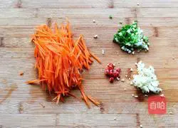 Illustration of how to stir-fry mung bean sprouts with shredded carrots 2