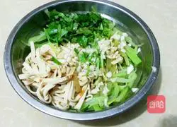 Illustration of how to make shredded cold lettuce 9