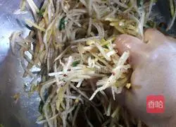 Illustration of how to make spicy and sour papaya mixed with shredded radish 5