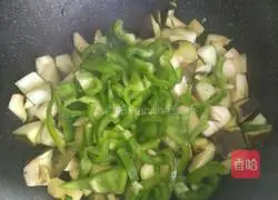 Illustration of how to stir-fry eggplant and green pepper 9