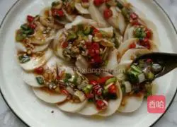 Illustration of how to drizzle king oyster mushrooms with scallion oil 9