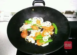 Illustration of how to make lotus pond stir-fry 13