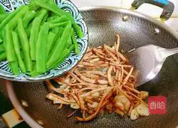 Illustration of how to stir-fry green beans with tea tree mushrooms 12