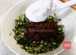 Illustration of how to make brown sugar sophora flower dumplings 3