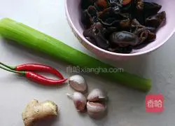 Illustration of how to make fried fungus with lettuce 1