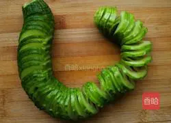 Illustration of how to make coir raincoat cucumber 4