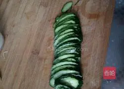 Illustration of how to make cold cucumber vermicelli 2