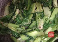 Illustration of how to stir-fry bitter wheat with tempeh 4