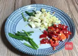 Illustration of how to make stir-fried double dices 3