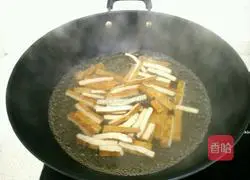 Illustration of how to stir-fry green peppers and dry them 3