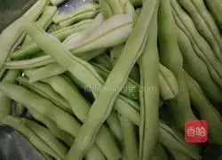 Illustration of how to cook eggplant with green beans 1