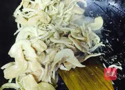 Illustration of how to make cumin shredded vegetarian chicken wings 4