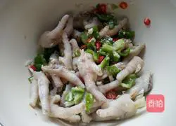 Illustration of how to make cold chicken feet 18