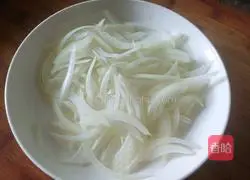 Illustration of how to make fried onions with mushrooms 2