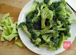 Illustration of how to stir-fry broccoli with yellow pepper 3