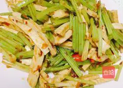 Illustration of how to stir-fry celery with dried tofu 6