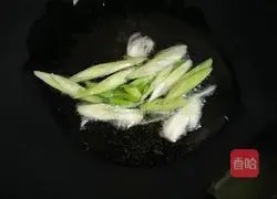 Illustration of how to make fried long beans with red pepper and soy sauce 4