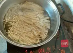 Illustration of how to mix garlic sprouts with enoki mushrooms 3