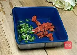 Illustration of how to make steamed wolfberry radish strips 5