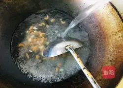 Illustration of how to make sea rice, salted egg and bamboo shoot leaf soup 5