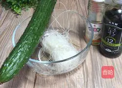 Illustration of how to mix cucumber with vermicelli 1