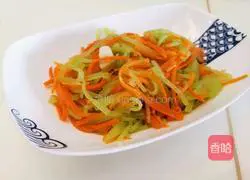 Illustration of how to make garlic lettuce and shredded carrots 8