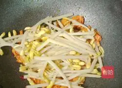 Illustration of how to stir-fry pork belly and peanut sprouts 8