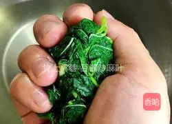 Illustration of how to stir-fry sesame leaves with bean paste 5