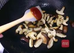 Illustration of how to make mushroom slices with oyster sauce 6