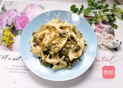 Illustration of how to stir-fry spring bamboo shoots with pickled vegetables 11