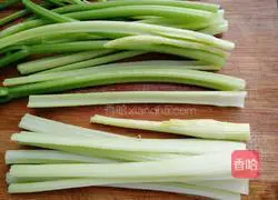 Illustration of how to stir-fry yam with celery 3
