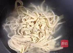 Illustration of how to make cold tofu skin 2