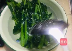 Illustration of how to make stir-fried radish leaves 3