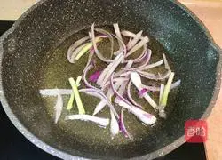 Illustration of how to make broad beans with scallion oil 3