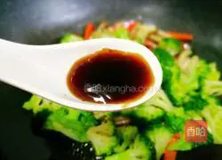 Illustration of how to stir-fry broccoli and mushrooms 9