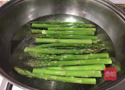 Illustration of how to make asparagus with oil 2