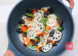 Illustration of how to make lotus pond stir-fry 12