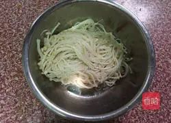 Illustration of how to make enoki mushrooms and cucumbers 6