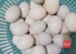 Illustration of how to make salted duck eggs 3