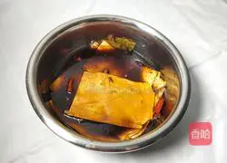 Illustration of how to mix black bean skin skillfully 6