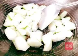 Illustration of how to stir-fry loofah and sweet potato leaves 6