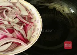 Illustration of how to stir-fry green apples with onions 5