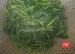 Illustration of how to make cold water spinach 4