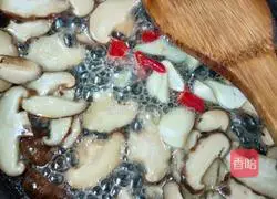 Illustration of how to stir-fry rapeseed with mushrooms 5