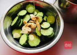 Illustration of how to make garlic slices and cucumber 4