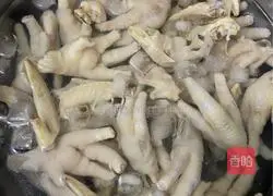 Illustration of how to soak chicken feet in sauce 3