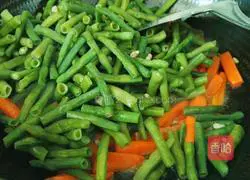 Illustration of how to make fried carrots and beans 9