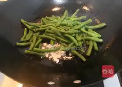 Illustration of how to make garlic green beans 10