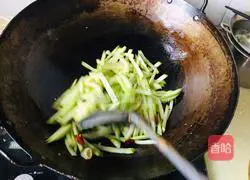 Illustration of how to make vinegar-coated zucchini shreds 3