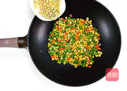 Illustration of how to stir-fry corn, sweet peas and pine nuts 6
